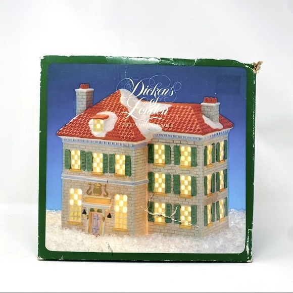 MINT Vintage Dickens of London Santa’s Best “Dickens Inn” Porcelain Collectible - Picture 13 of 15